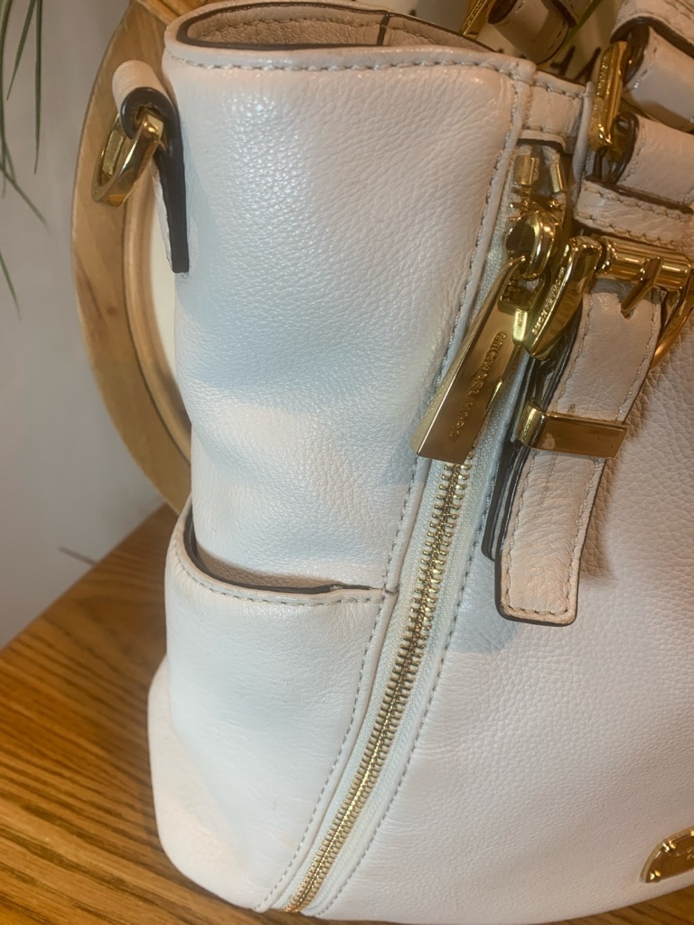 Michael Kors Cream Leather Shoulder Bag with Gold Hardware - Picture 4 of 16